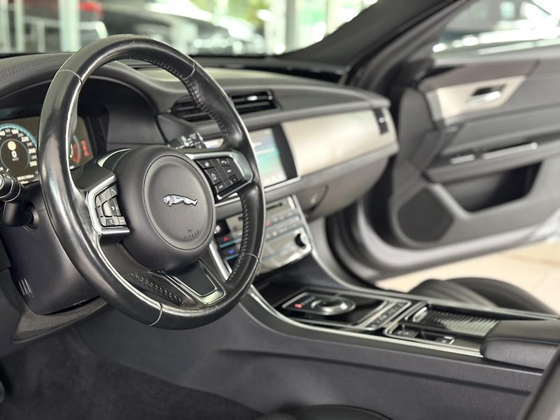 Jaguar XF 25d AWD*FullLED*360Kam*Panoram - fotka 11 z 41
