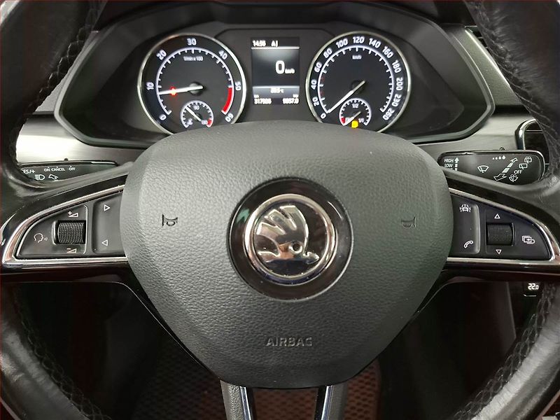 Škoda Superb (2018) 1.6 TDI, Kůže, Navi, Tempomat - fotka 18 z 21