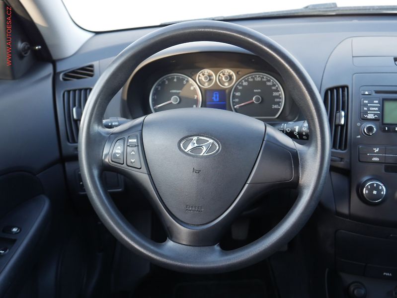 Hyundai i30 (2008) 1.6i, ČR, AC, tažné - fotka 13 z 16