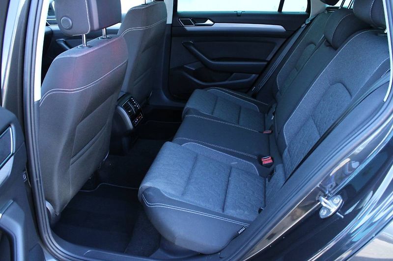 Volkswagen Passat (2022) 1.5 TSI 110kW DSG Head UP disp - fotka 26 z 35