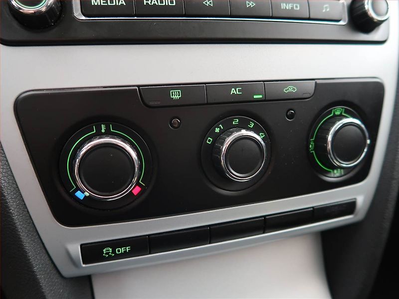 Škoda Octavia (2011) Ambiente 1.2 TSI, Serv.kniha - fotka 15 z 17