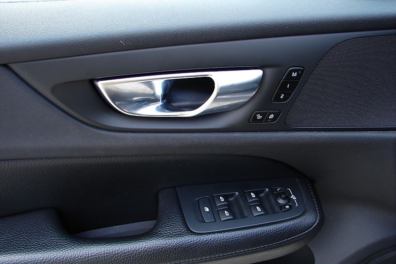 Volvo V60 CC 2.0B4 AWD MildHybrid ZADÁN! - fotka 15 z 46