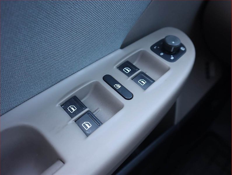 Volkswagen Passat (2010) BlueMotion 1.6 TDI, Navi - fotka 17 z 18