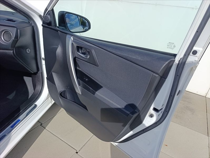 Toyota Auris 1,8 i HYBRID AT KAMERA NAVI - fotka 25 z 39