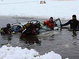 Hasiči vyprošťovali osobní automobil Toyota RAV4 rakouského řidiče, který se ve středu 13. ledna probořil ledem do Lipna při jízdě po zamrzlé hladině vodní nádrže mezi Frymburkem a Frýdavou.