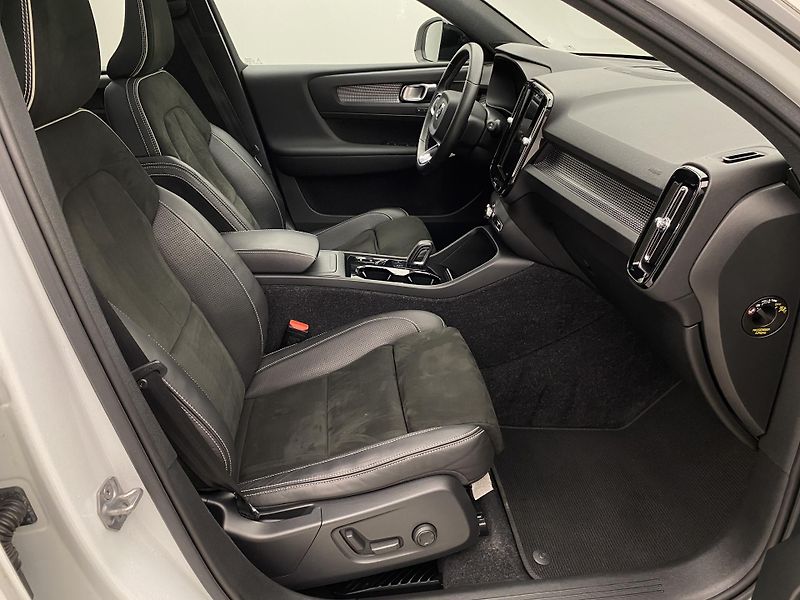 Volvo XC40 D4 AWD R-DESIGN AUT  - fotka 23 z 40
