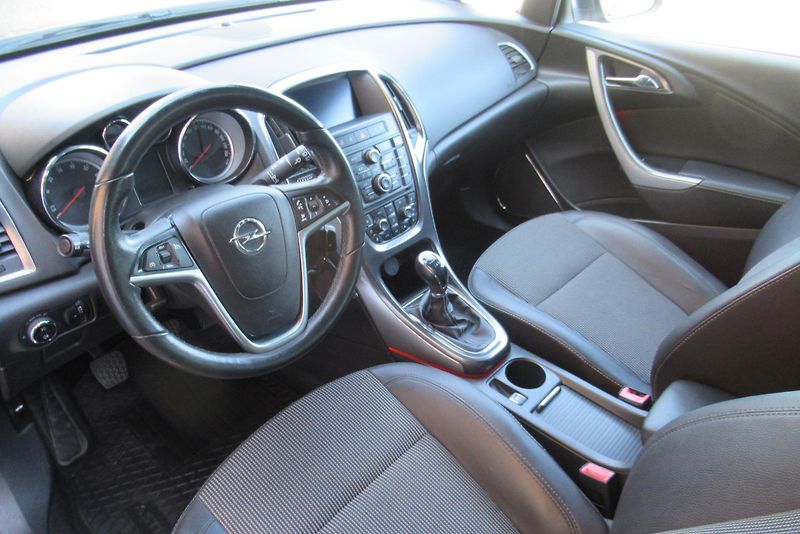 Opel Astra 1.4i AUT. KLIMA NAVIGACE - fotka 9 z 25