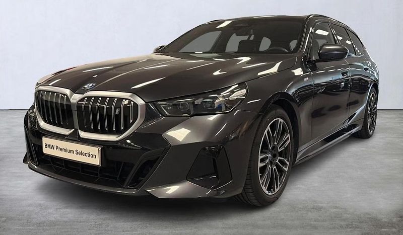 BMW i5 eDrive40 Touring M Kamera Taž. - fotka 1 z 18