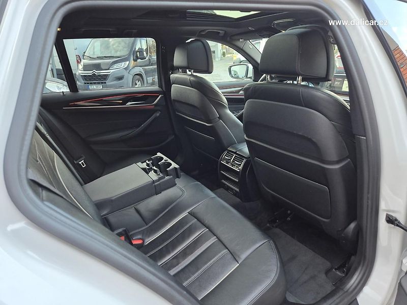 BMW Řada 5 (2017) 530d 195KW xDRIVE MSPORT Line - fotka 45 z 50
