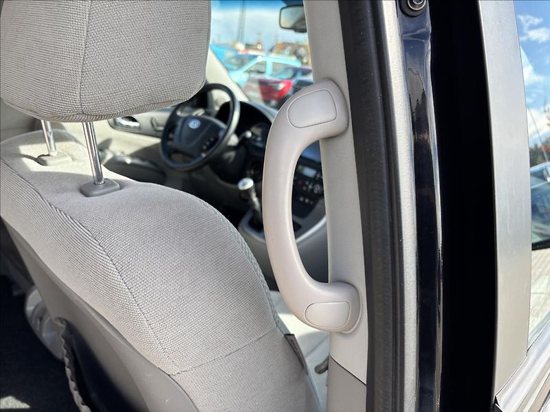 Kia Carnival 2,9 CRDi 136kW 7 Míst - fotka 13 z 43
