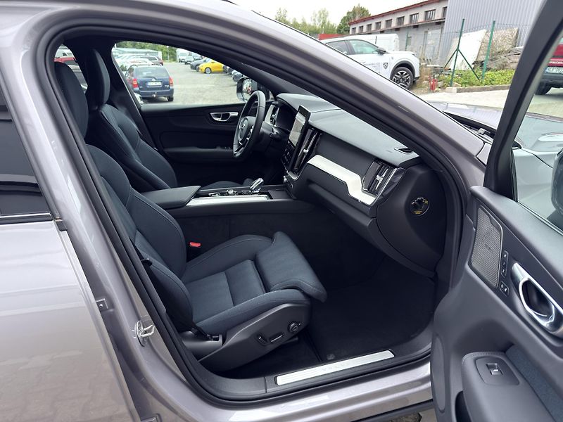Volvo XC60 B5 AWD PLUS DARK // REZERVACE - fotka 18 z 49