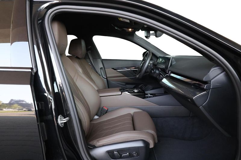 BMW Řada 5 540d xDrive Touring - fotka 24 z 29