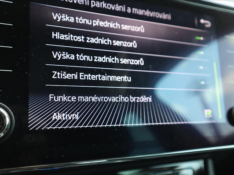 Škoda Superb 2,0 TDI DSG ACC DCC Kamera LED - fotka 31 z 58