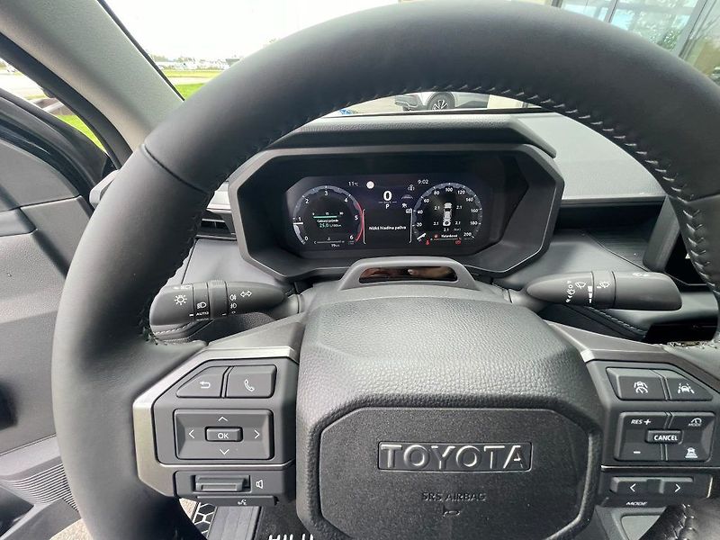 Toyota Hilux 2.8D automat Invincible - fotka 21 z 29