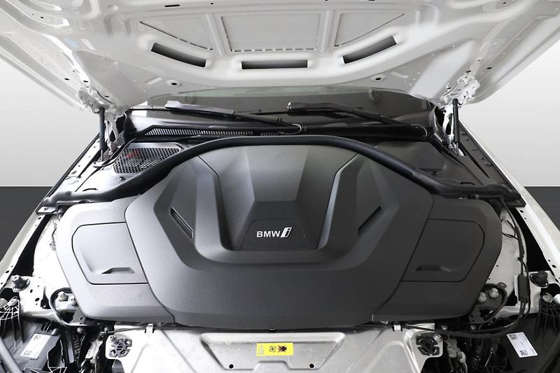 BMW i4 M60 xDrive - fotka 12 z 30