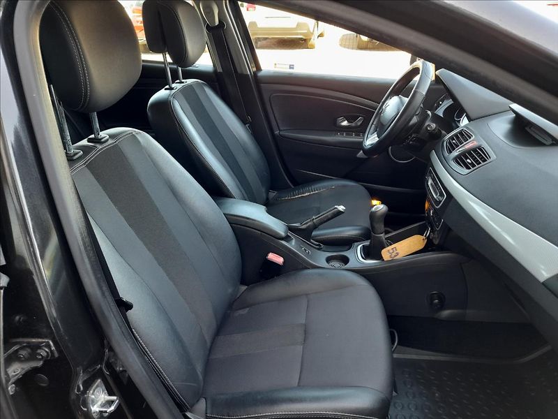 Renault Fluence 1,6 i 16V Privilege STÁLE U NÁ - fotka 12 z 16