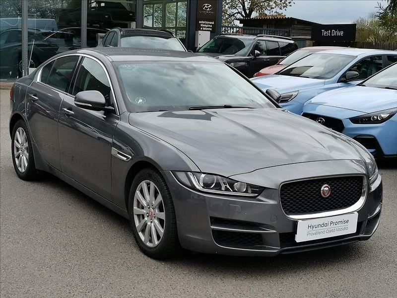 Jaguar XE 2,0 20t 147kW PURE 8AT - fotka 3 z 17