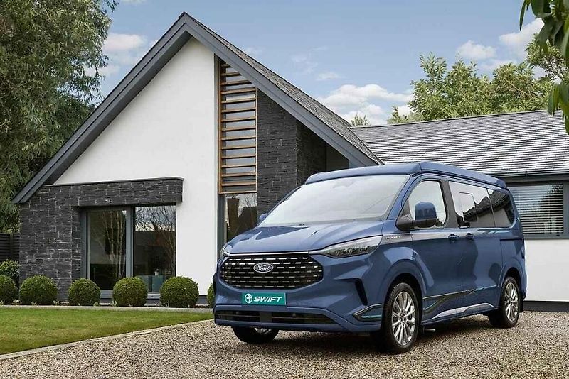 Campervan Swift Monza má i oficiální licenci Fordu. Vznikl z dodávky Transit. Kompaktní rozměry jsou stále vhodné pro rodinu.