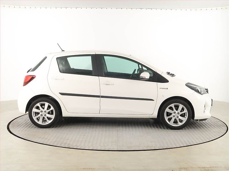 Toyota Yaris (2015) 1.5 Hybrid, Automat, Kůže - fotka 6 z 18