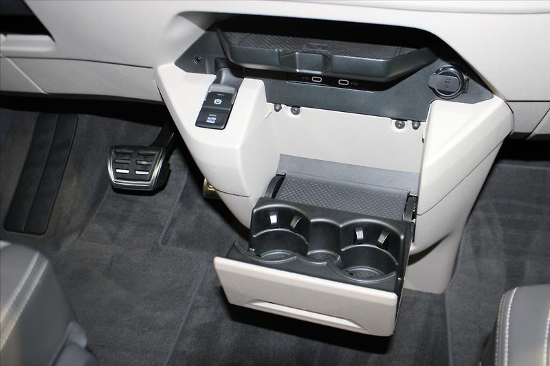 Volkswagen Multivan TDi DSG Style Long ACC/NezTop/ - fotka 24 z 33