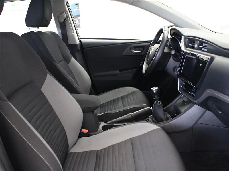 Toyota Auris 1,2 Turbo navi aut. Klima - fotka 12 z 31