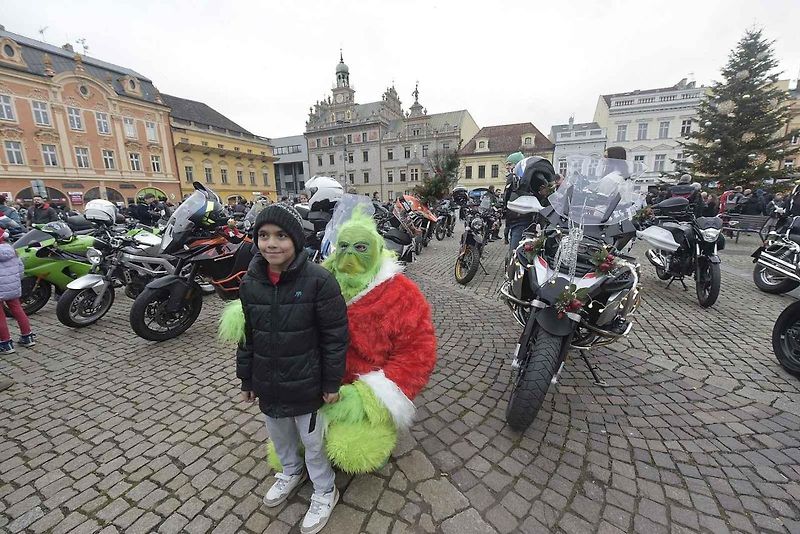 Štědrodenní motorkářská vyjížďka se srazem na Karlově náměstí v Kolíně.