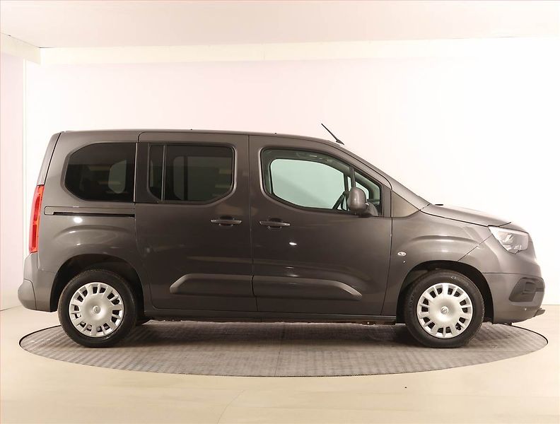 Opel Combo (2019) Enjoy 1.2 Turbo, 7Míst, 1Maj - fotka 6 z 18