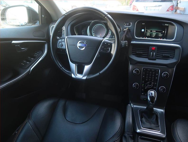 Volvo V40 (2015) 2.0 T5, 4X4, Automat - fotka 7 z 19