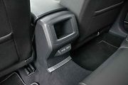 Vzadu nechybí nabíjeci USB sloty a úložná přihrádka.