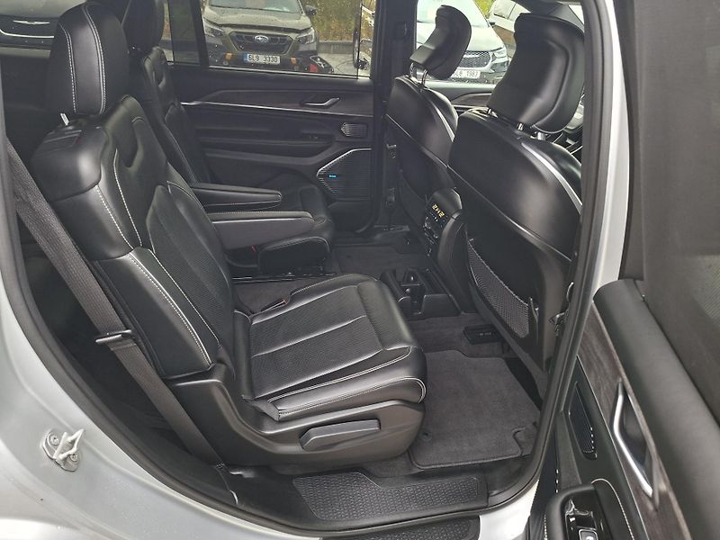 Jeep Grand Cherokee (2021) 3,6LV6 4X4 LONG OVERLAND 6míst - fotka 12 z 36