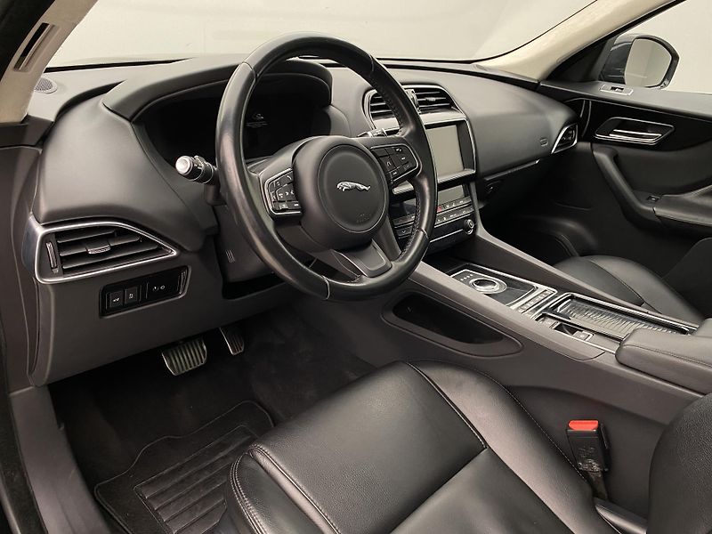 Jaguar F-Pace 25t AWD AUT  - fotka 4 z 38