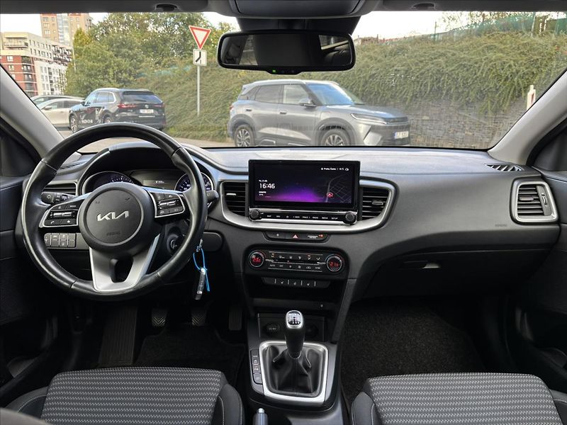 Kia Ceed 1,5 TGDi 118kW TOP ZÁRUKA NAVI - fotka 9 z 40