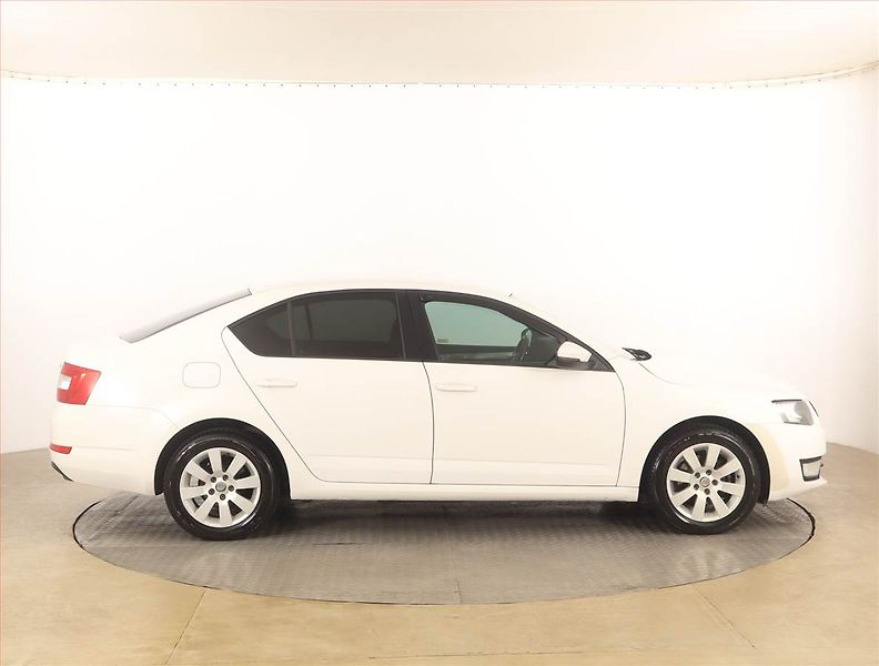 Škoda Octavia (2013) Ambition 1.6 TDI, Tempomat - fotka 6 z 15