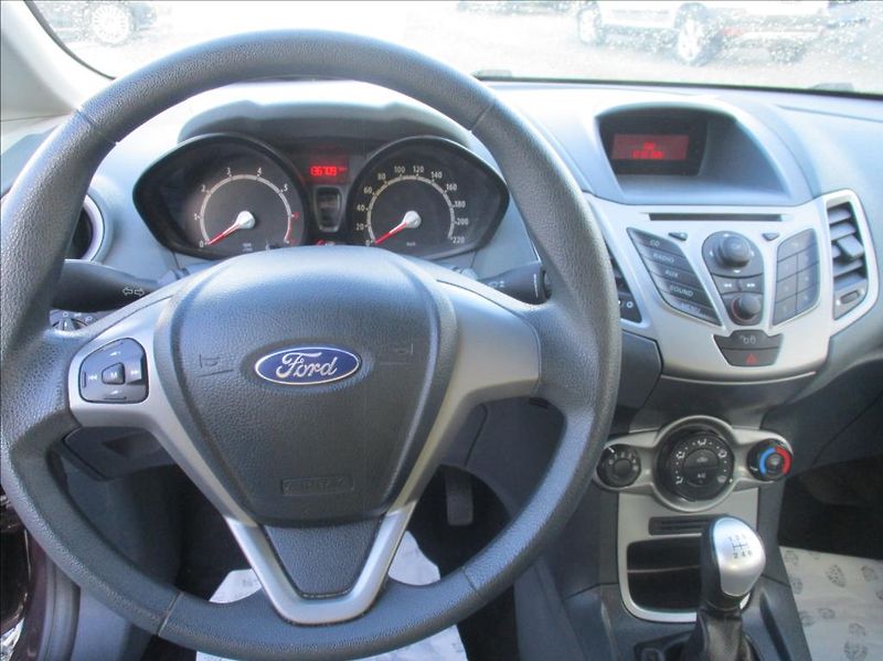 Ford Fiesta 1,3 i, klimatizace, - fotka 13 z 21