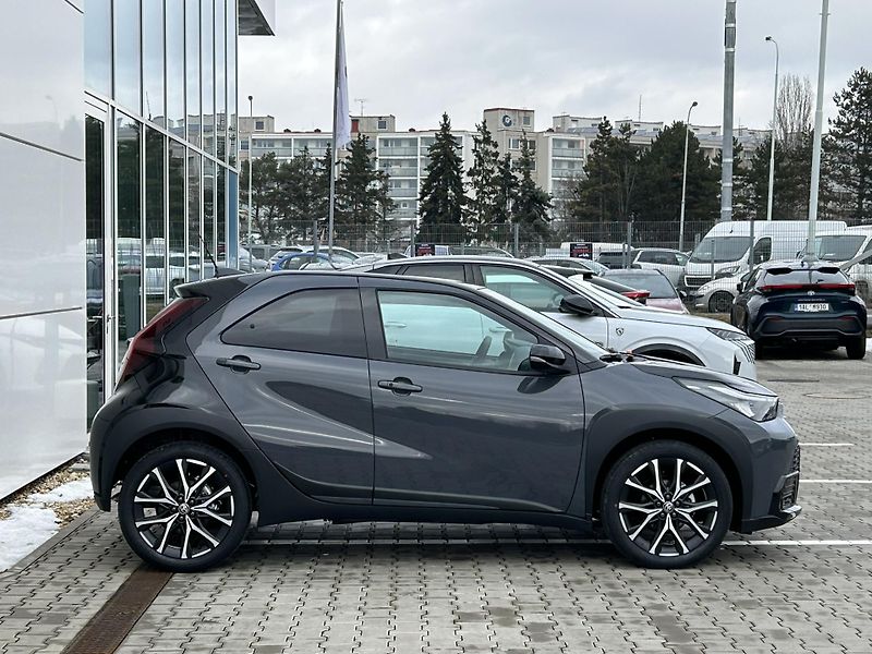 Toyota Aygo X GR SPORT 1,5 HEV AT - fotka 13 z 14