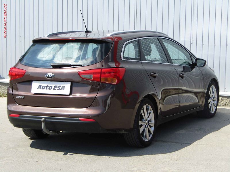 Kia Ceed (2012) 1.6 GDi, Spirit, AT, xenon - fotka 4 z 18