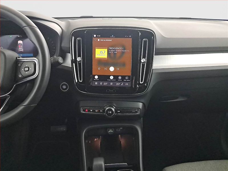 Volvo XC40 (2022) Plus B3 - fotka 12 z 22