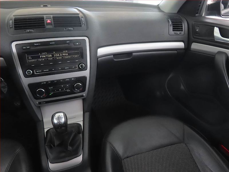 Škoda Octavia (2010) 1.2 TSI, Xenony, Tempomat - fotka 8 z 15