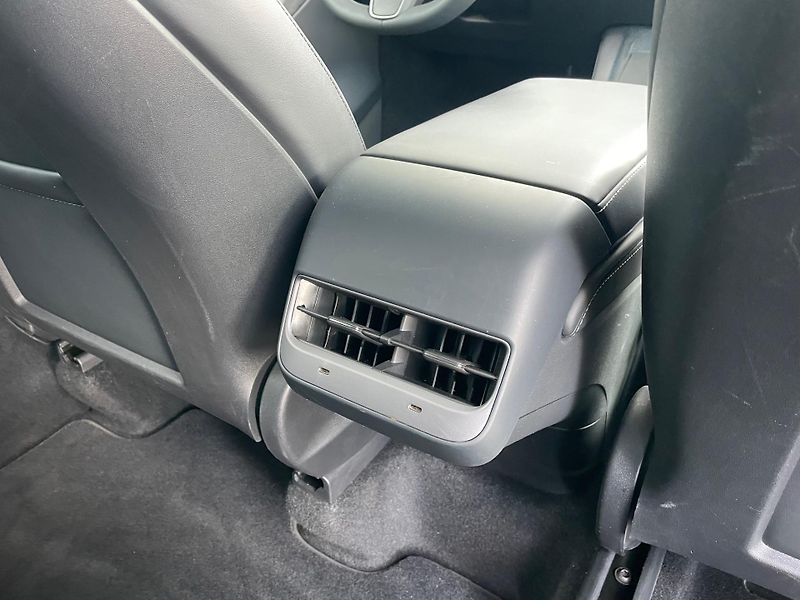 Tesla Model Y RWD 235kw 95,0 % - fotka 36 z 40