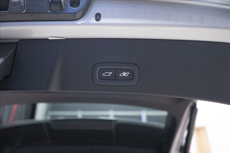 Volvo XC40 2,0 B3 NAVI KAMERA 360° TAŽNÉ - fotka 37 z 38