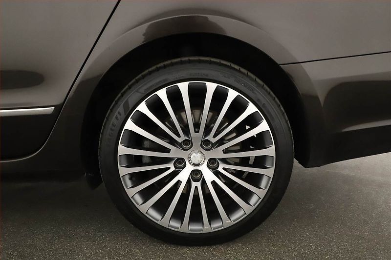 Škoda Superb (2012) Laurin&Klement 3.6 FSI V6 - fotka 12 z 18