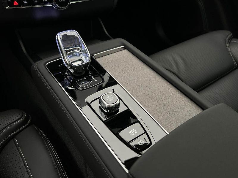 Volvo XC90 (2026) B5 AWD DARK PLUS - fotka 31 z 47