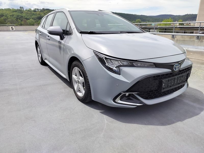 Toyota Corolla 1.8 hybrid business, navigace - fotka 1 z 29