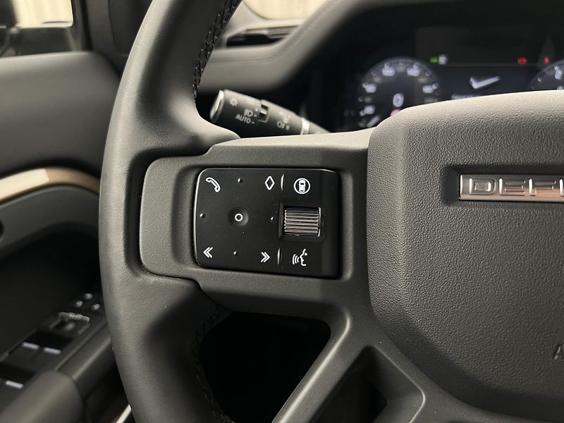 Land Rover Defender 110 D300 AWD X-DYNAMIC SE AUT - fotka 23 z 45