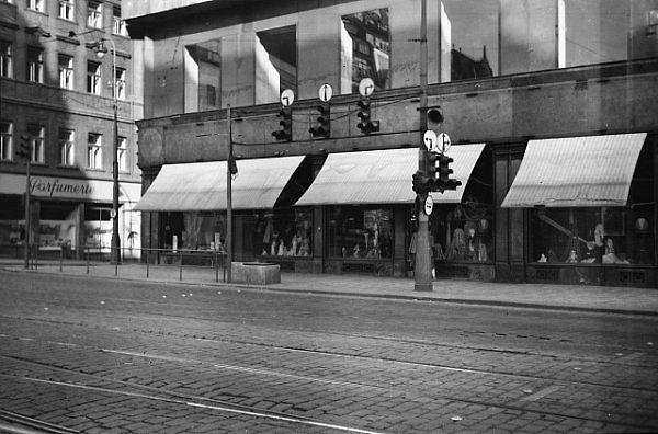 Stará Praha na snímku z roku 1949. Ulice se semaforem před křižovatkou.