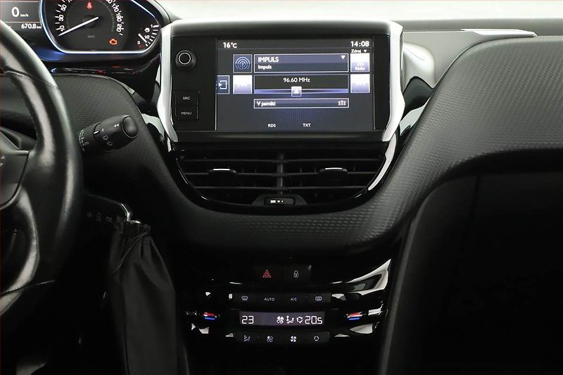 Peugeot 2008 (2015) 1.6 BlueHDi, Navi, Tempomat - fotka 14 z 17