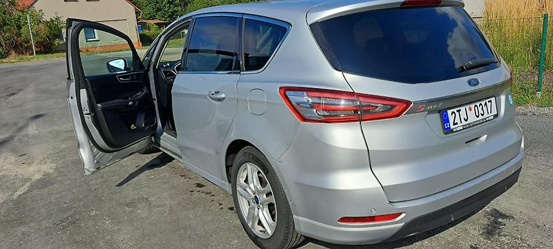 Ford S-MAX (2015) - fotka 3 z 4