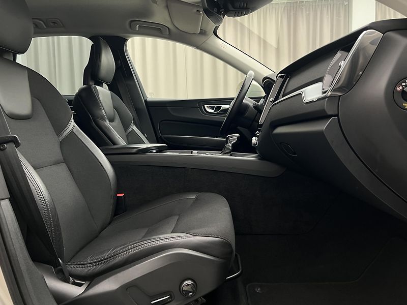 Volvo XC60 D4 AWD MOMENTUM AUT CZ - fotka 16 z 39