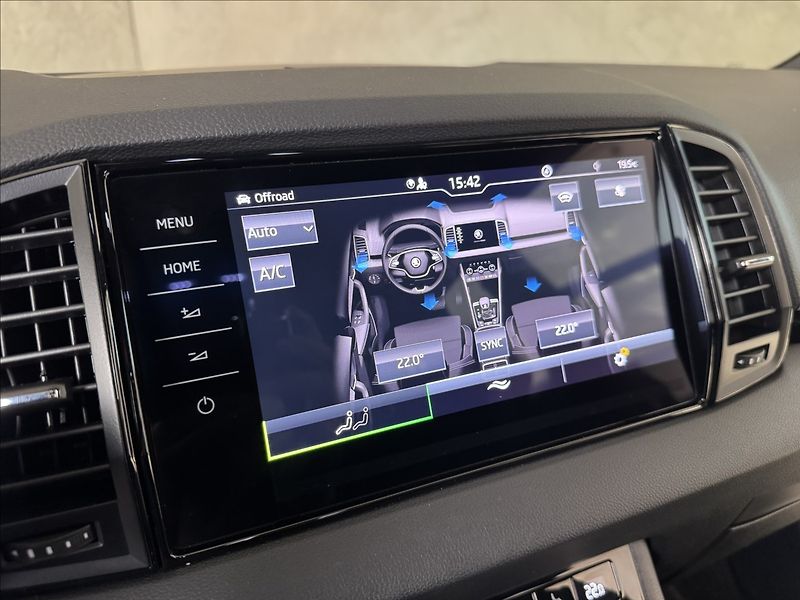Škoda Karoq 2,0 TDi  DSG 4x4 Sportline LED - fotka 38 z 44