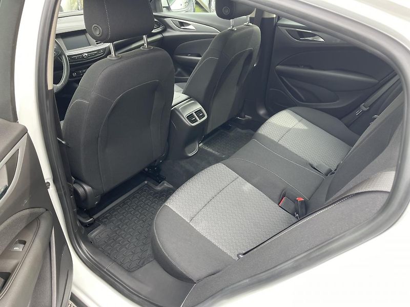 Opel Insignia 2.0CDTi 125kW AT-NEHAV-DPH-ČR! - fotka 21 z 32